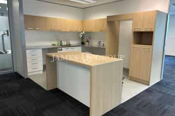 LARGE CITY FRINGE OFFICE WITH FLEXIBLE LAYOUT