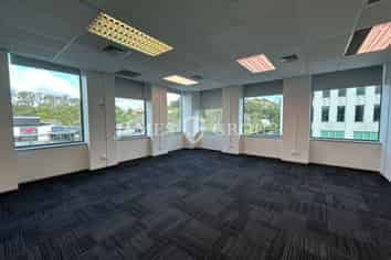 LARGE CITY FRINGE OFFICE WITH FLEXIBLE LAYOUT