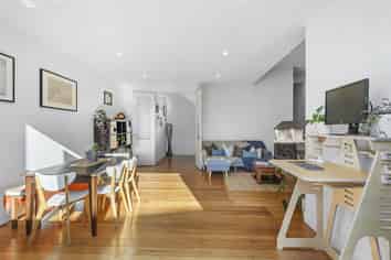 17/3 Severn Street, Island Bay