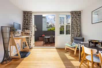 17/3 Severn Street, Island Bay