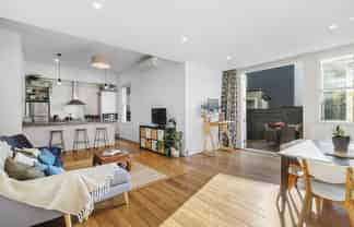 17/3 Severn Street, Island Bay