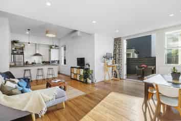 17/3 Severn Street, Island Bay