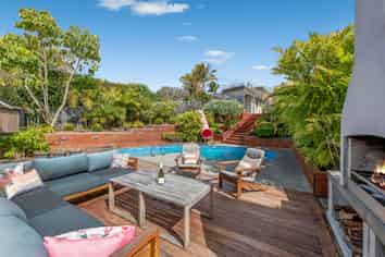 10 Charles Dickens Drive, Mellons Bay