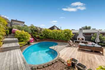 10 Charles Dickens Drive, Mellons Bay