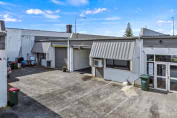 Tidy Road-Front Unit with Exceptional Exposure 