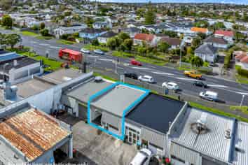 Tidy Road-Front Unit with Exceptional Exposure 