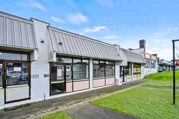 Tidy Road-Front Unit with Exceptional Exposure 