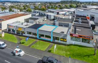 Tidy Road-Front Unit with Exceptional Exposure 