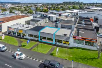 Tidy Road-Front Unit with Exceptional Exposure 