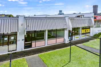 Tidy Road-Front Unit with Exceptional Exposure 