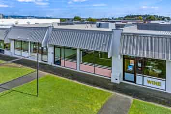 Tidy Road-Front Unit with Exceptional Exposure 