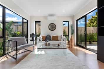 3/110 Royal Road, Massey