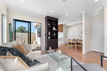 3/110 Royal Road, Massey