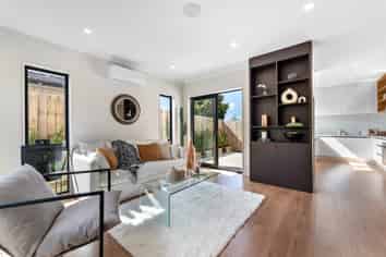 3/110 Royal Road, Massey
