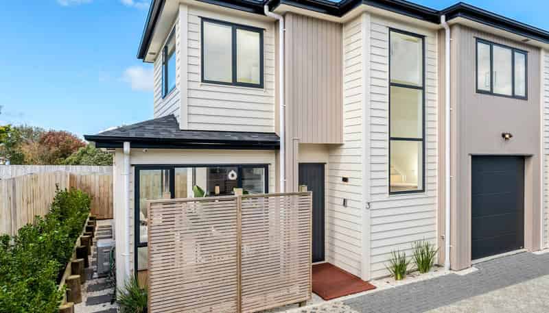 3/110 Royal Road, Massey