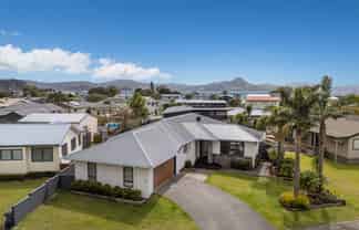 11 Morcom Drive, Cooks Beach