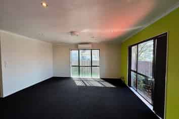 4 Robert Skelton Place, Clendon Park