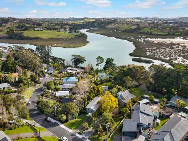 11 Poplar Road, Stanmore Bay