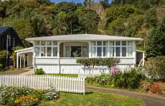 300 Thames Coast Road, Thornton Bay