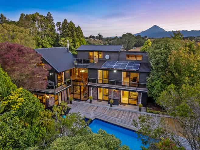 12 Ridgewood Drive, Ridgewood