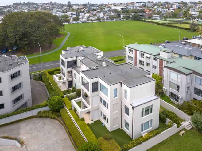 2/5 The Parade, Saint Heliers