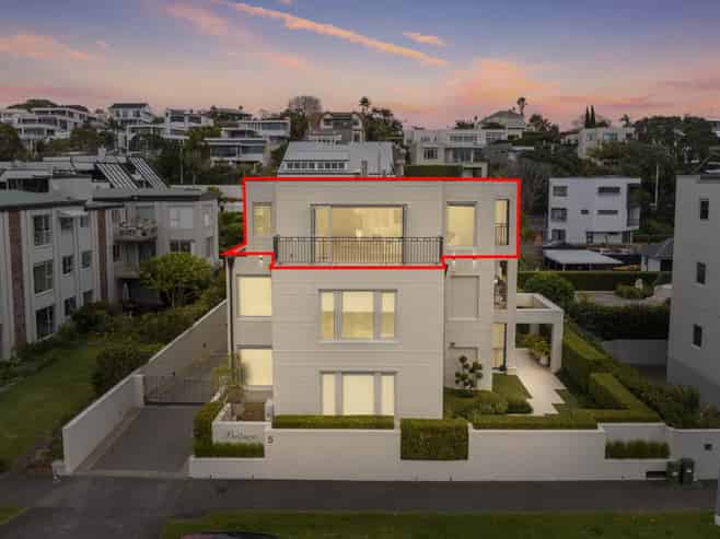 2/5 The Parade, Saint Heliers