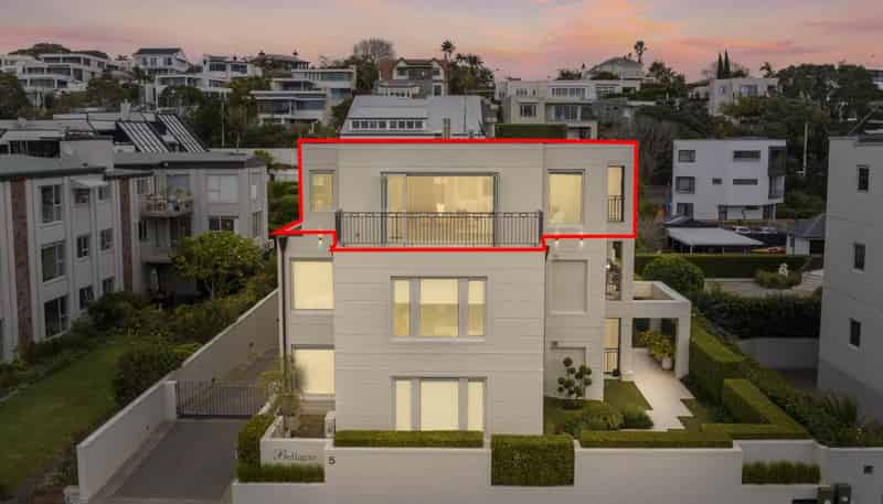 2/5 The Parade, Saint Heliers