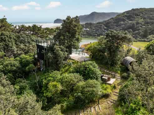 21 & 21a Beach Valley Road, Piha