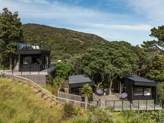 21 & 21a Beach Valley Road, Piha