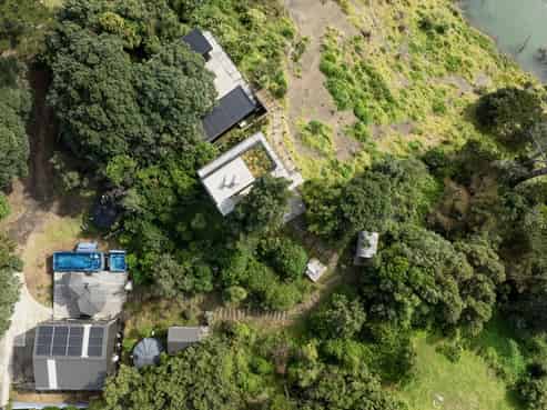 21 & 21a Beach Valley Road, Piha