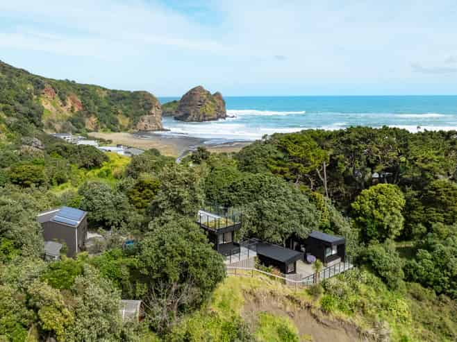 21 & 21a Beach Valley Road, Piha