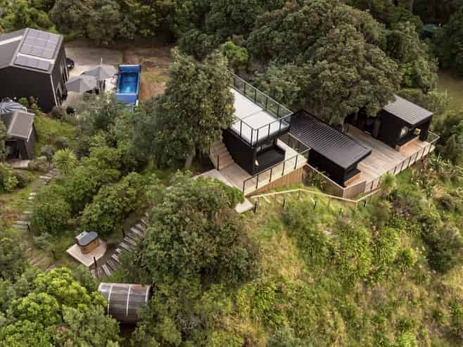 21 & 21a Beach Valley Road, Piha
