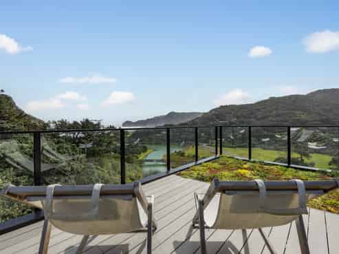 21 & 21a Beach Valley Road, Piha