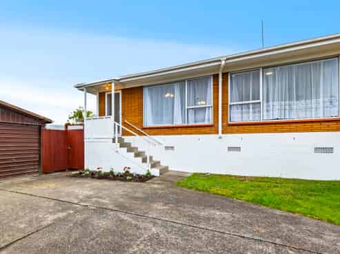 2/39 Blacklock Avenue, Henderson