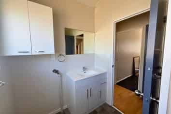 1/4 Kenmore Street, Westown