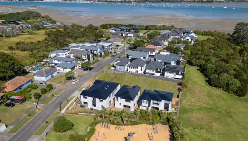1B & 1C Fernwood Place, Waiotaiki Bay