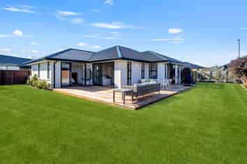 98 Oaks Drive, Lincoln