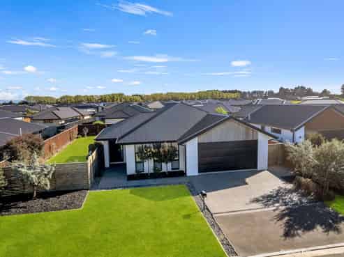 98 Oaks Drive, Lincoln