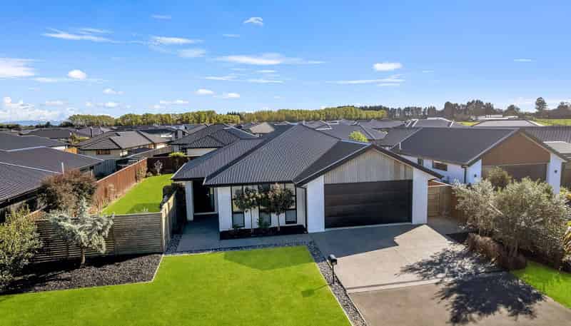 98 Oaks Drive, Lincoln