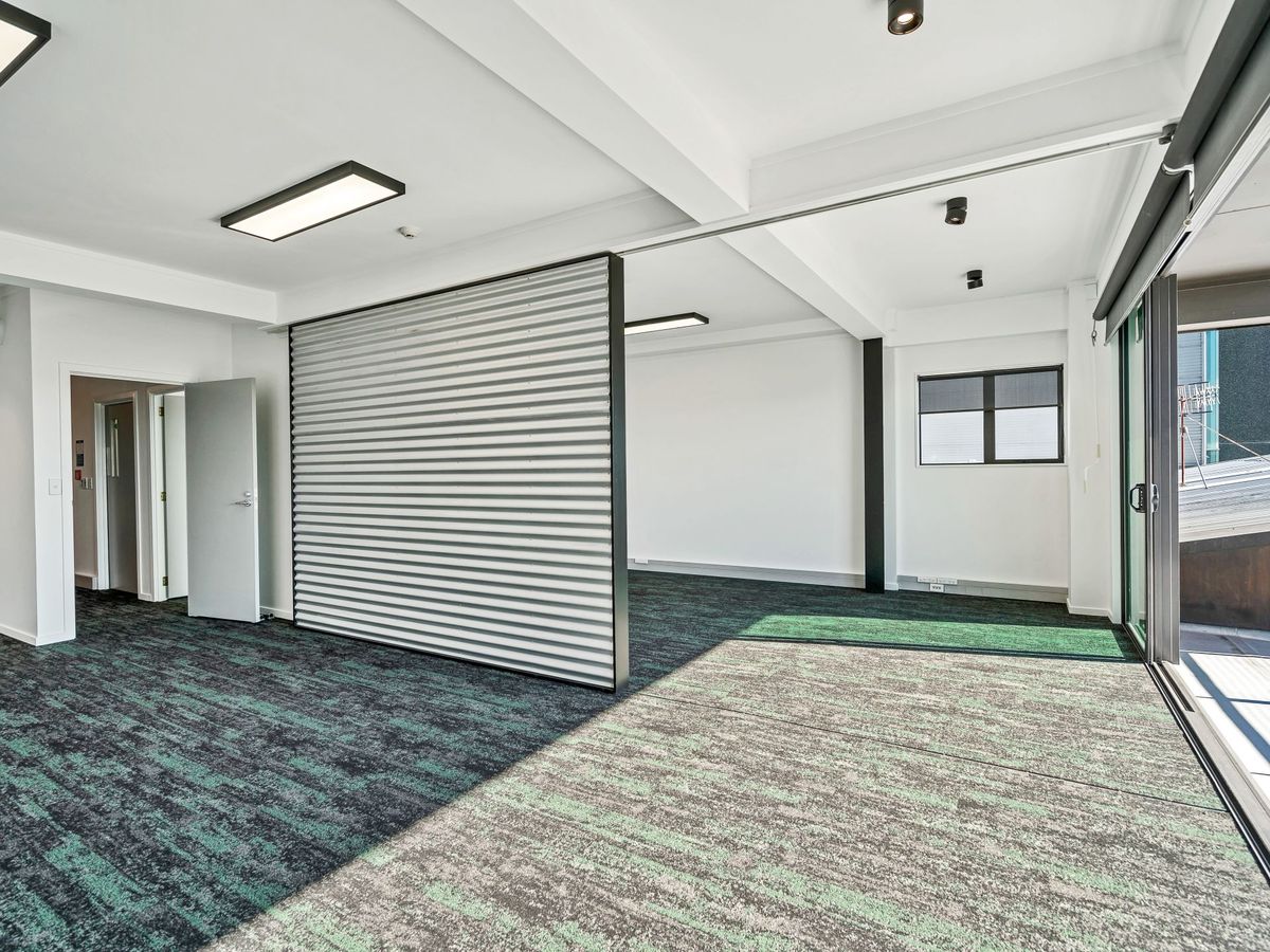 Quality Office with Balcony and Views - Mehr