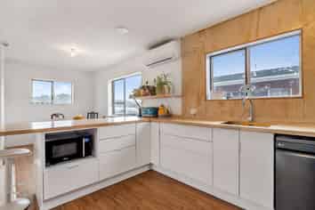 8/247 Henderson Valley Road, Henderson
