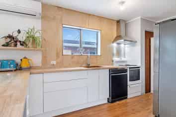 8/247 Henderson Valley Road, Henderson