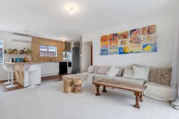 8/247 Henderson Valley Road, Henderson