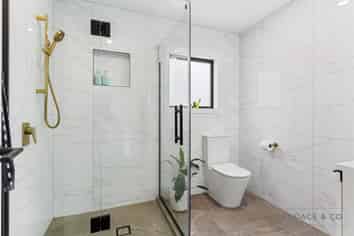 221B Princes Street East, Otahuhu