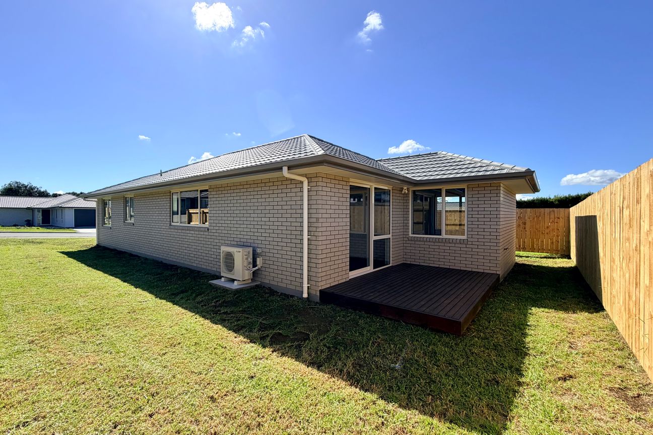 IMMEDIATE OCCUPANCY - IN TOWN LOCATION - Bild 6