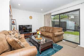 2/33 Cowley Drive, Temple View