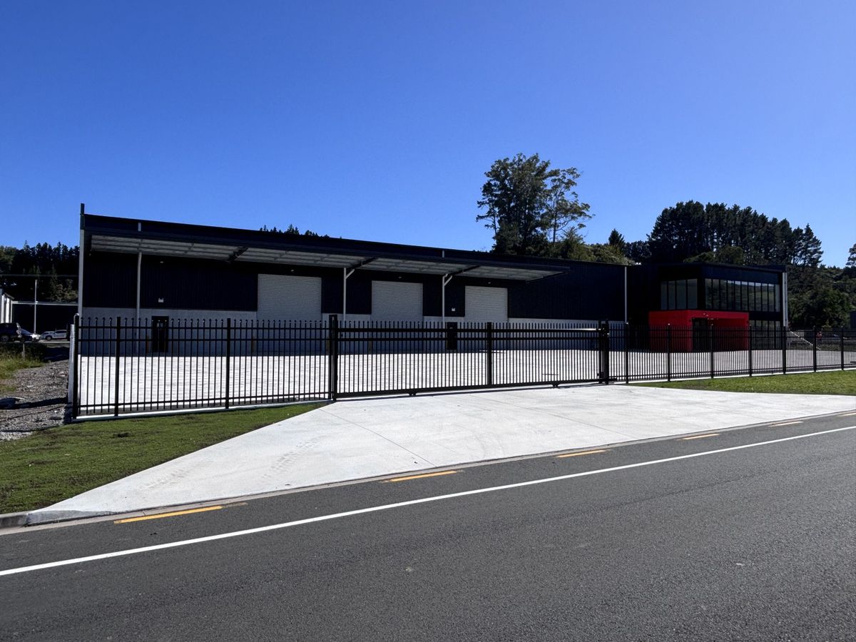 Brand new warehouse - available now - Mehr