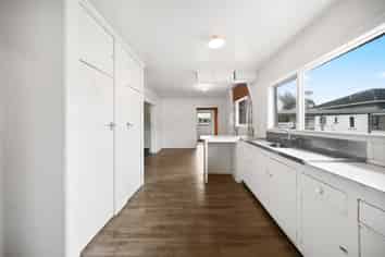 14 Wall Street, Nawton