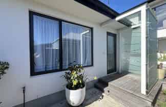 2/129 Aikmans Road, Merivale