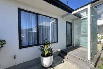 2/129 Aikmans Road, Merivale